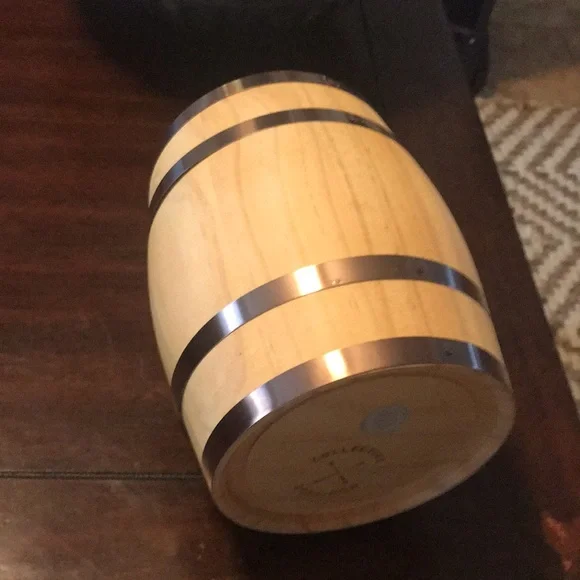 Hammer + Axe whiskey barrel - Picture 2 of 6